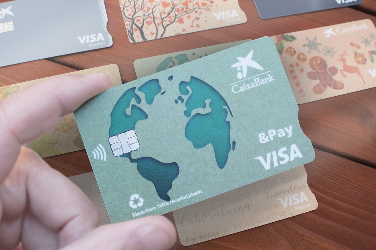 Tarjeta Visa & Pay reciclada de CaixaBank.