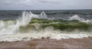 Olas rompiendo en la playa de Cascais con espuma blanca
