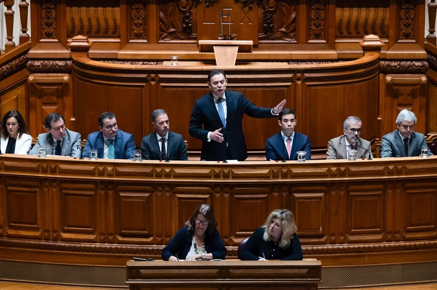 Debate en el Parlamento de Portugal sobre reforma migratoria reciente.