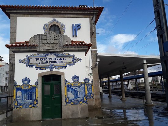 Estación de tren en Vilar Formoso, Portugal, con azulejos decorativos.