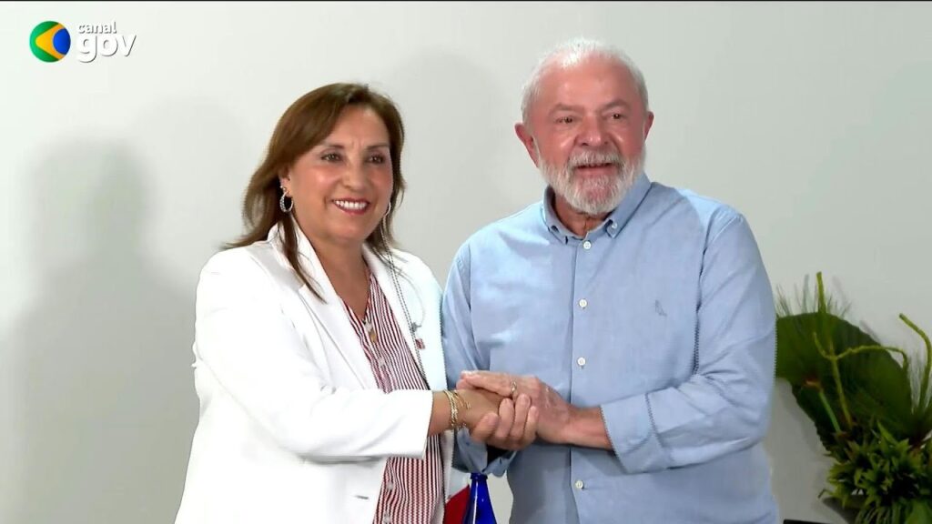 Dina Boluarte y Lula da Silva estrechando manos en reunión