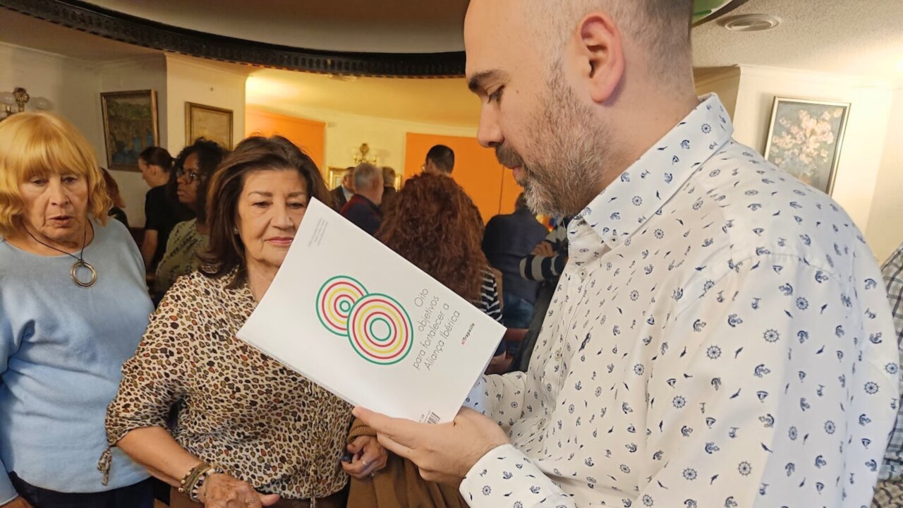 Personas en la presentación del libro Ocho objetivos para fortalecer la Alianza Ibérica