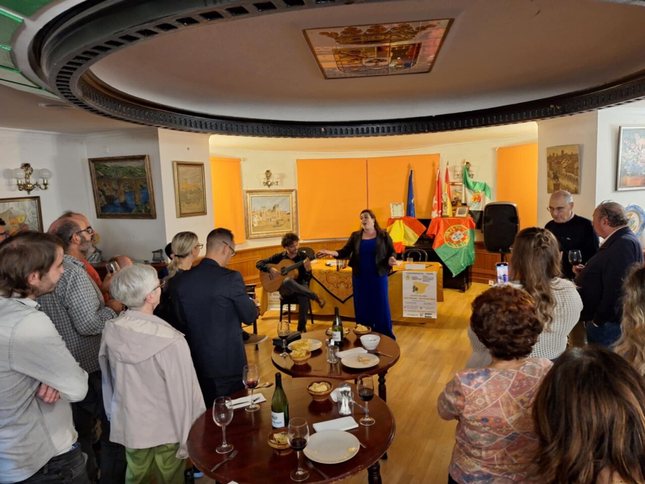Presentación del libro en el Hogar Extremeño de Madrid con asistentes y música.