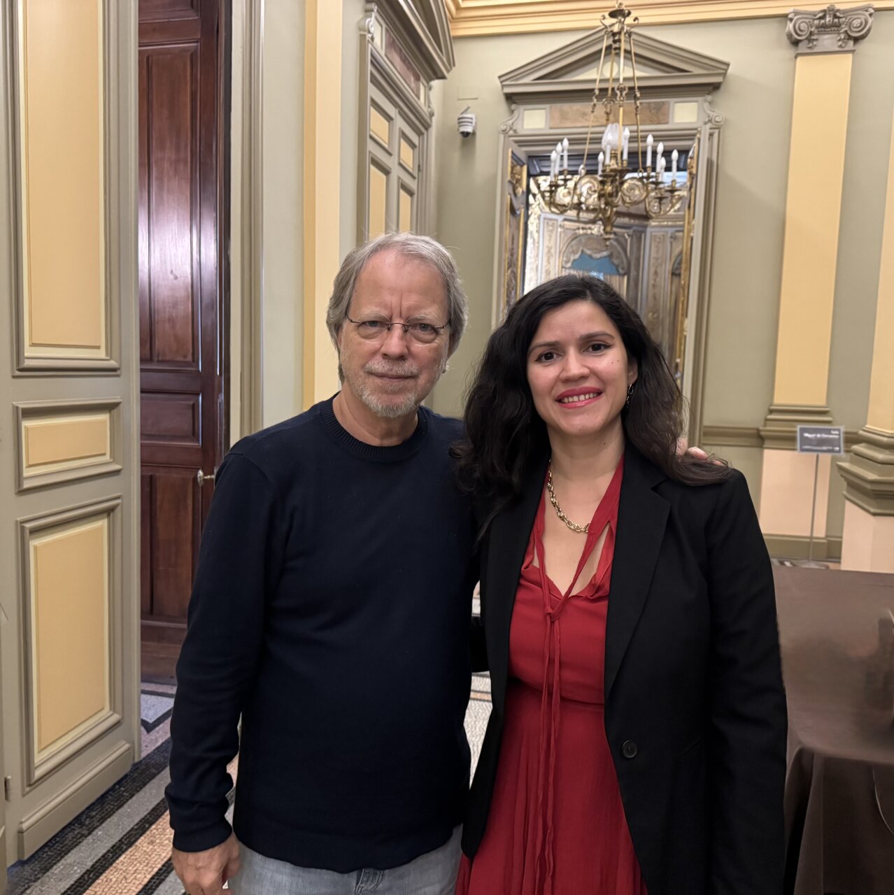 Mia Couto y otra persona en un evento literario