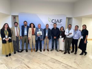 Grupo de agricultores de Portugal e Espanha en un congreso sobre cooperación agrícola.