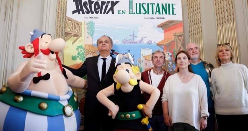 Presentación del cómic Astérix en Lusitania con personajes y autores.