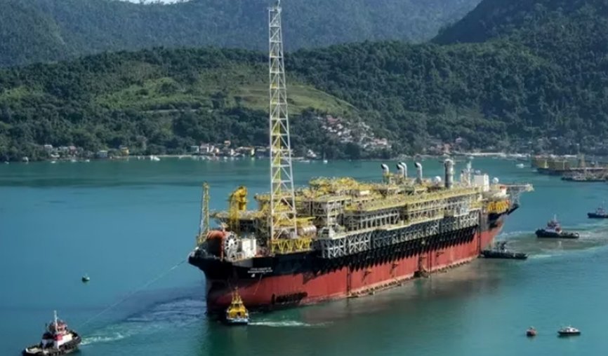 Plataforma flutuante de petróleo navegando em águas brasileiras.