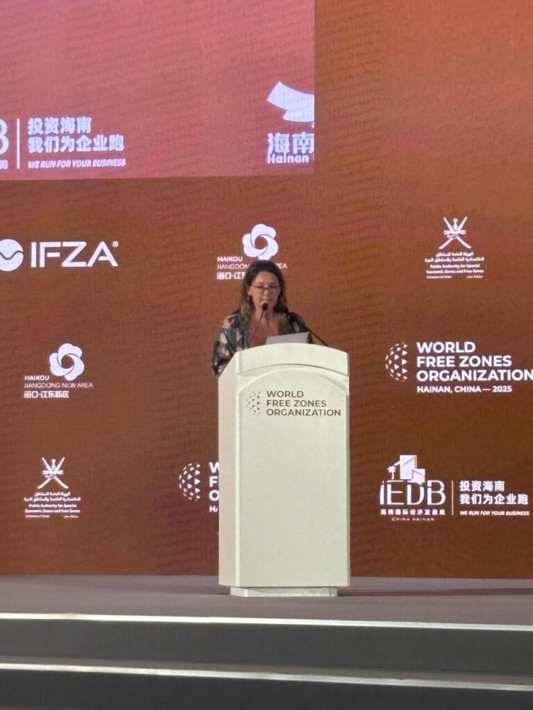 Blanca Sorigué hablando en el Congreso Mundial de Zonas Francas en Hainan, China.