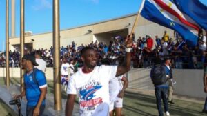 Hombre sosteniendo una bandera de Cabo Verde en una celebración