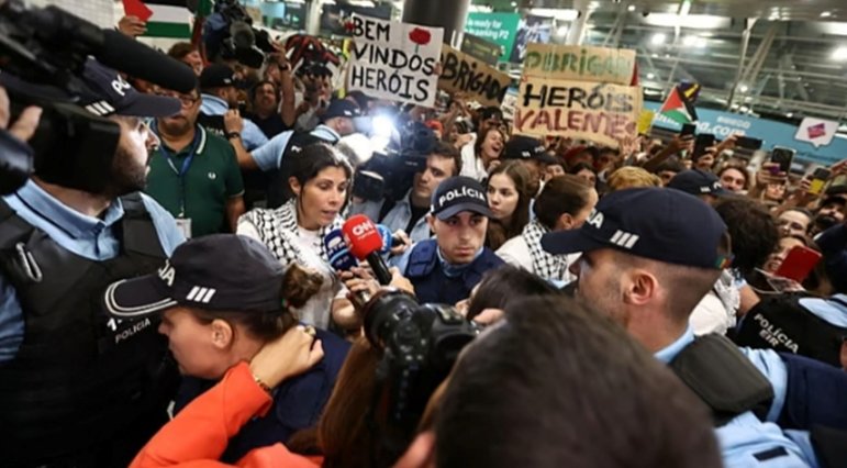 Protesto en un aeropuerto con activistas y policías en Portugal