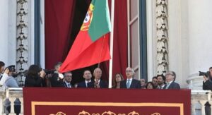 Ceremonia de celebración de la República en Portugal con la bandera ondeando.