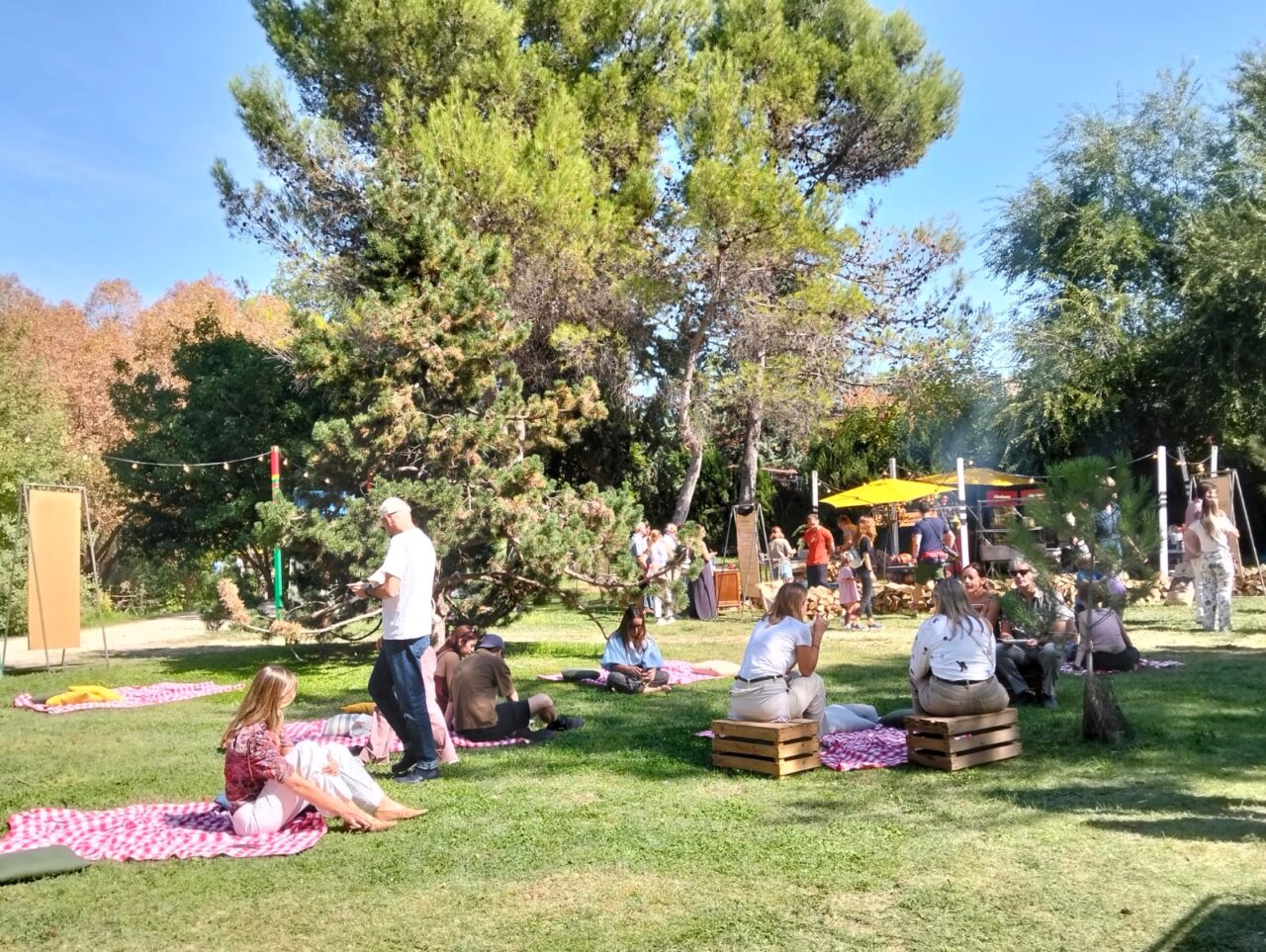 Ambiente del festival Chefs on Fire en Madrid con personas y naturaleza.