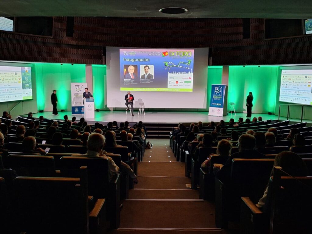 Inauguración de la Cumbre Ibérica en un auditorio con asistentes