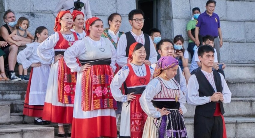 Grupo de personas en trajes tradicionales portugueses en Macau