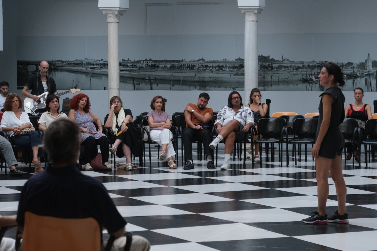 Artistas en una actuación de danza contemporánea en Danciberia 2025