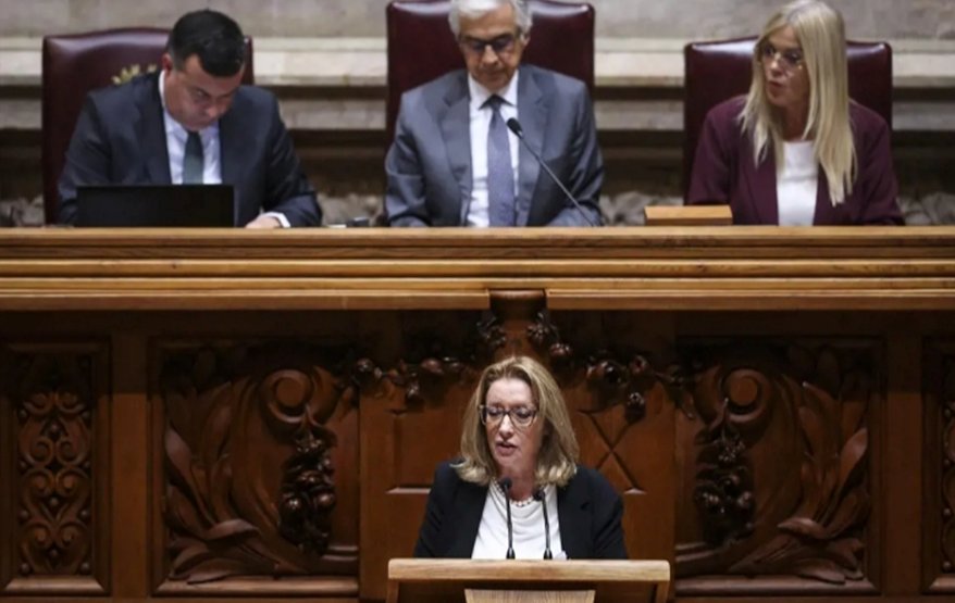 Debate en el parlamento sobre el presupuesto del estado con varios oradores.