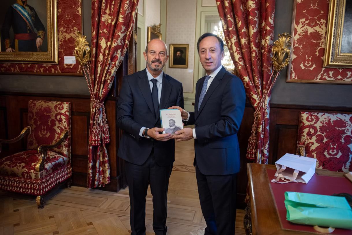 Encuentro entre el presidente del Senado y el embajador de Portugal en un ambiente formal.