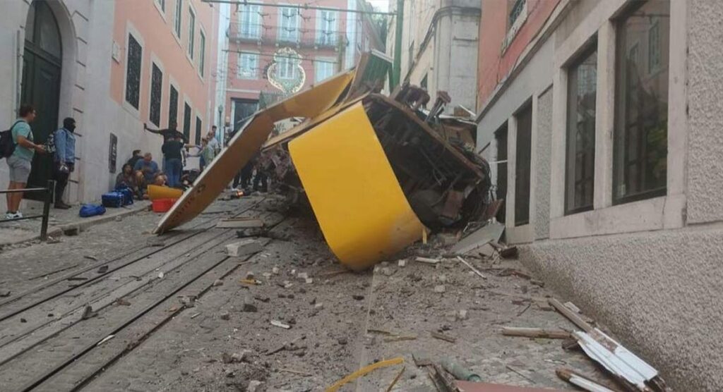 Elevador da Glória volcado en una calle de Lisboa tras un accidente