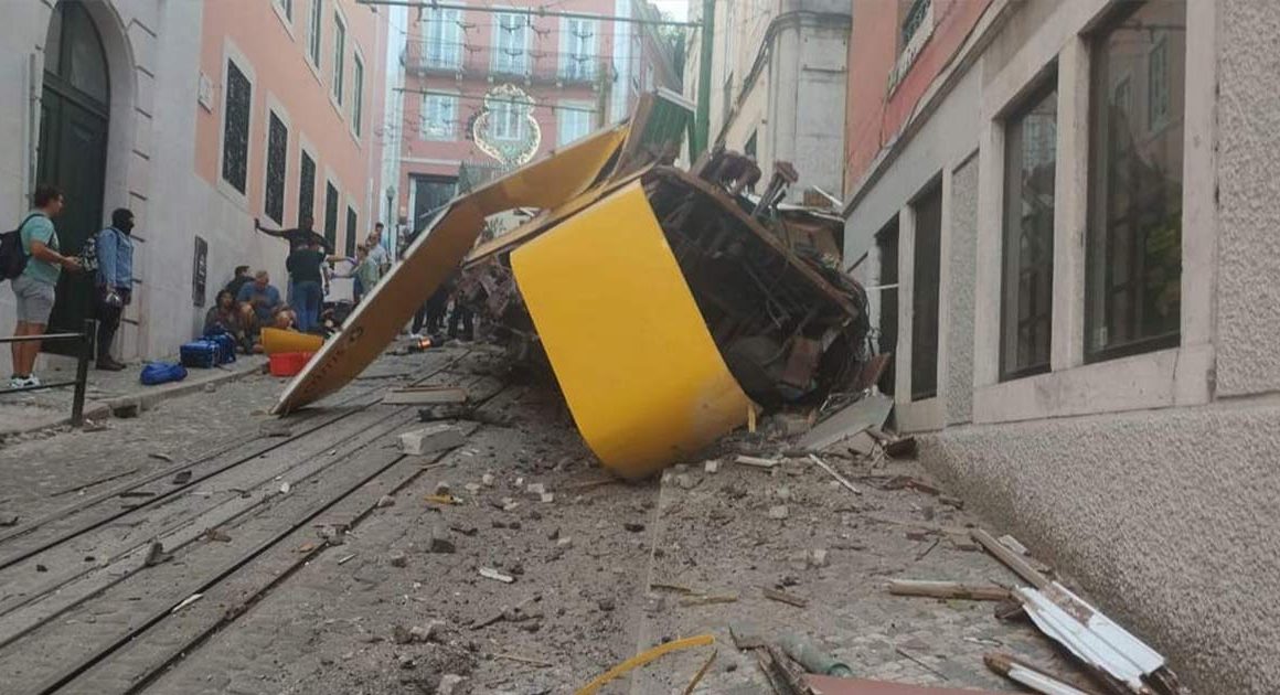 Elevador da Glória volcado en una calle de Lisboa tras un accidente