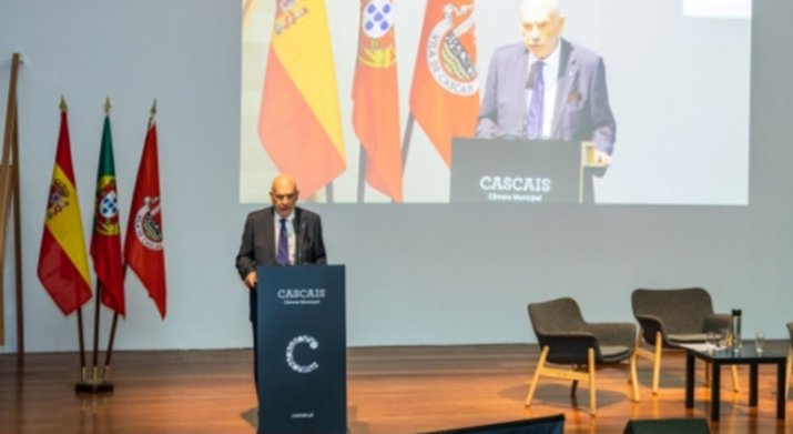 Conferencia en Cascais con banderas de España y Portugal