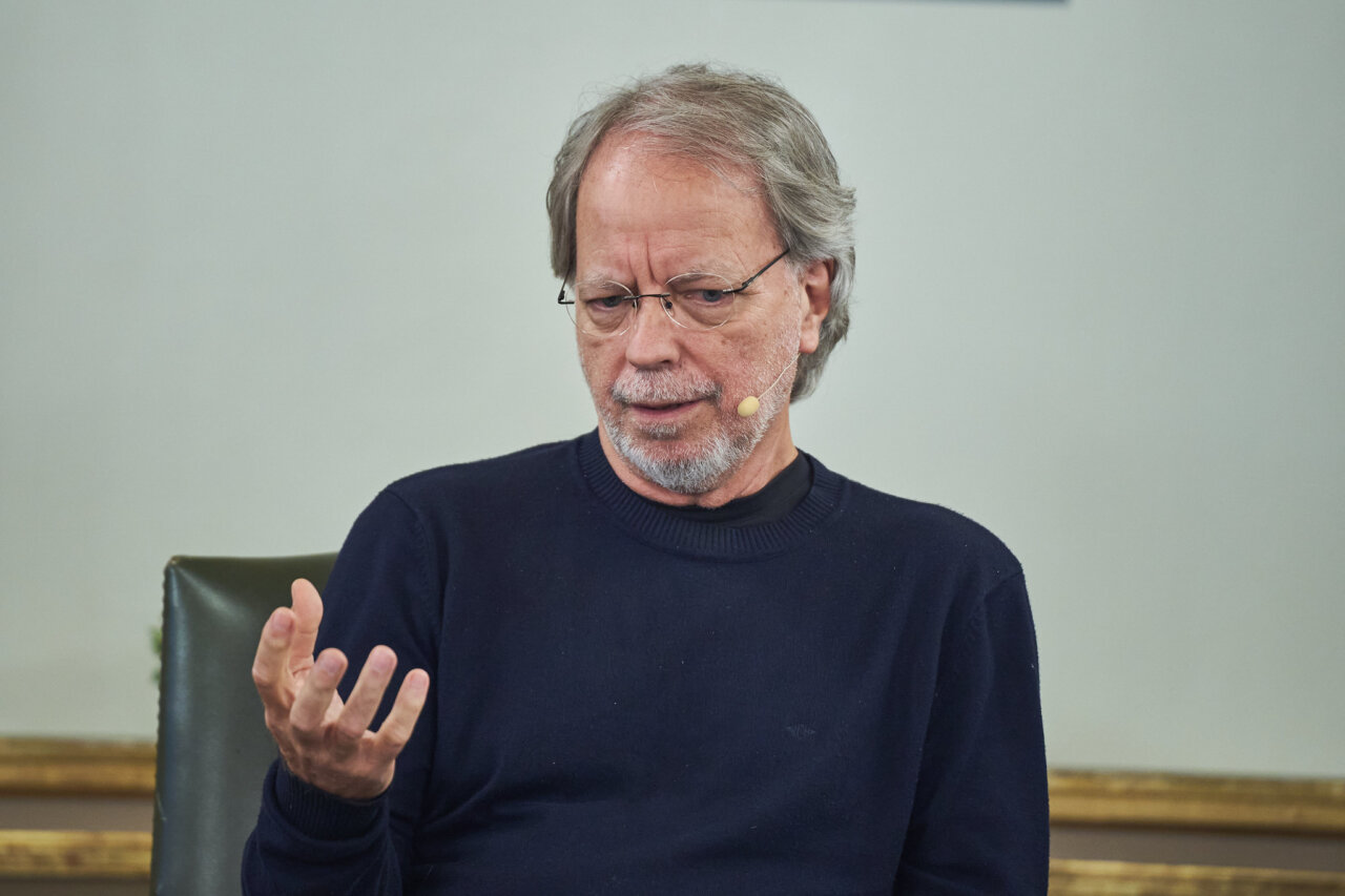 Mia Couto hablando sobre la importancia de la lengua portuguesa