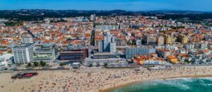 Vista aérea de la ciudad costera de Espinho en Portugal