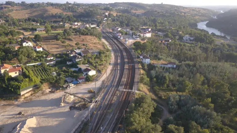Vista aérea da linha ferroviária em construção na Galiza.