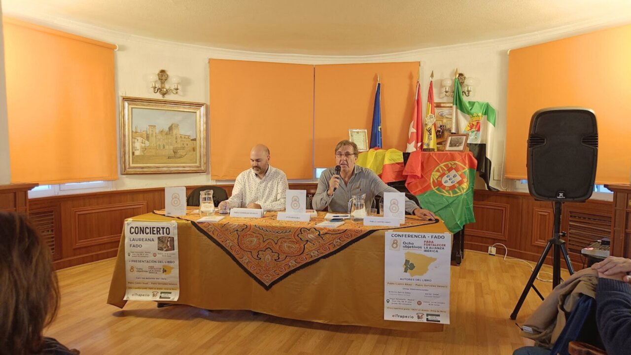 Presentación del libro en el Hogar Extremeño de Madrid con autores y público.