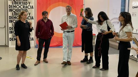 Grupo de artistas en la inauguración de una exposición sobre democracia y libertad.