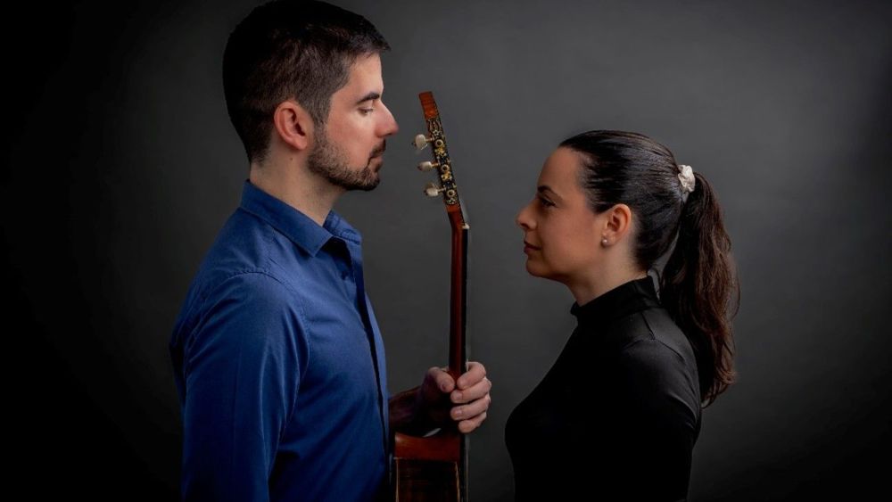 Músicos de Fado Inverso en una actuación íntima y emocional.