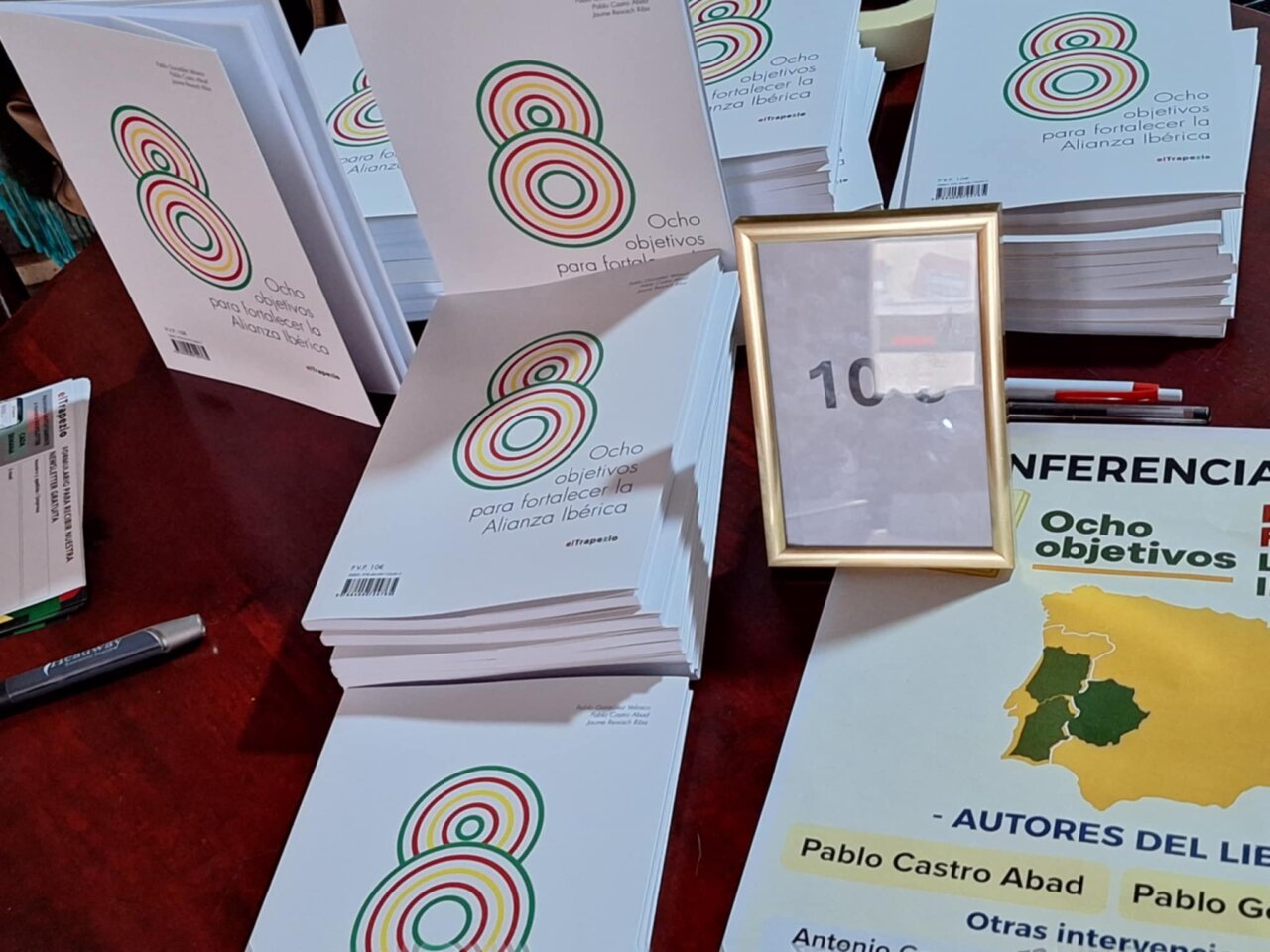 Mesa con libros del libro Ocho objetivos para fortalecer la Alianza Ibérica en presentación