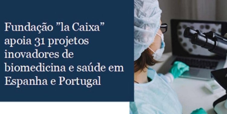 Investigadora utilizando un microscopio en un laboratorio de biomedicina
