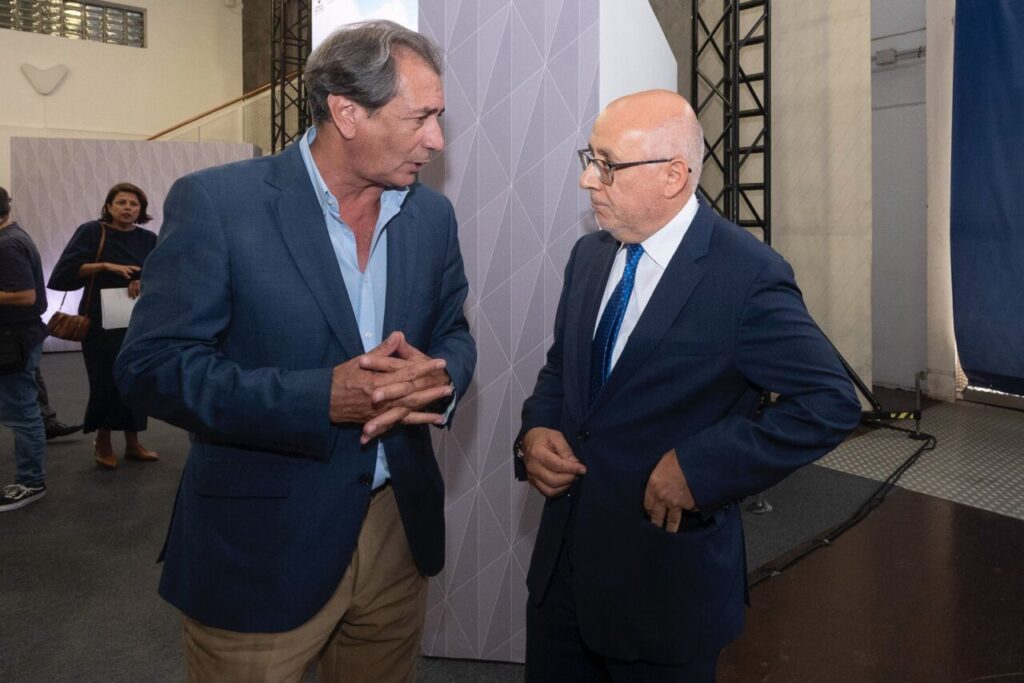 Antonio Morales y Luis Padrón conversando en evento de AICO