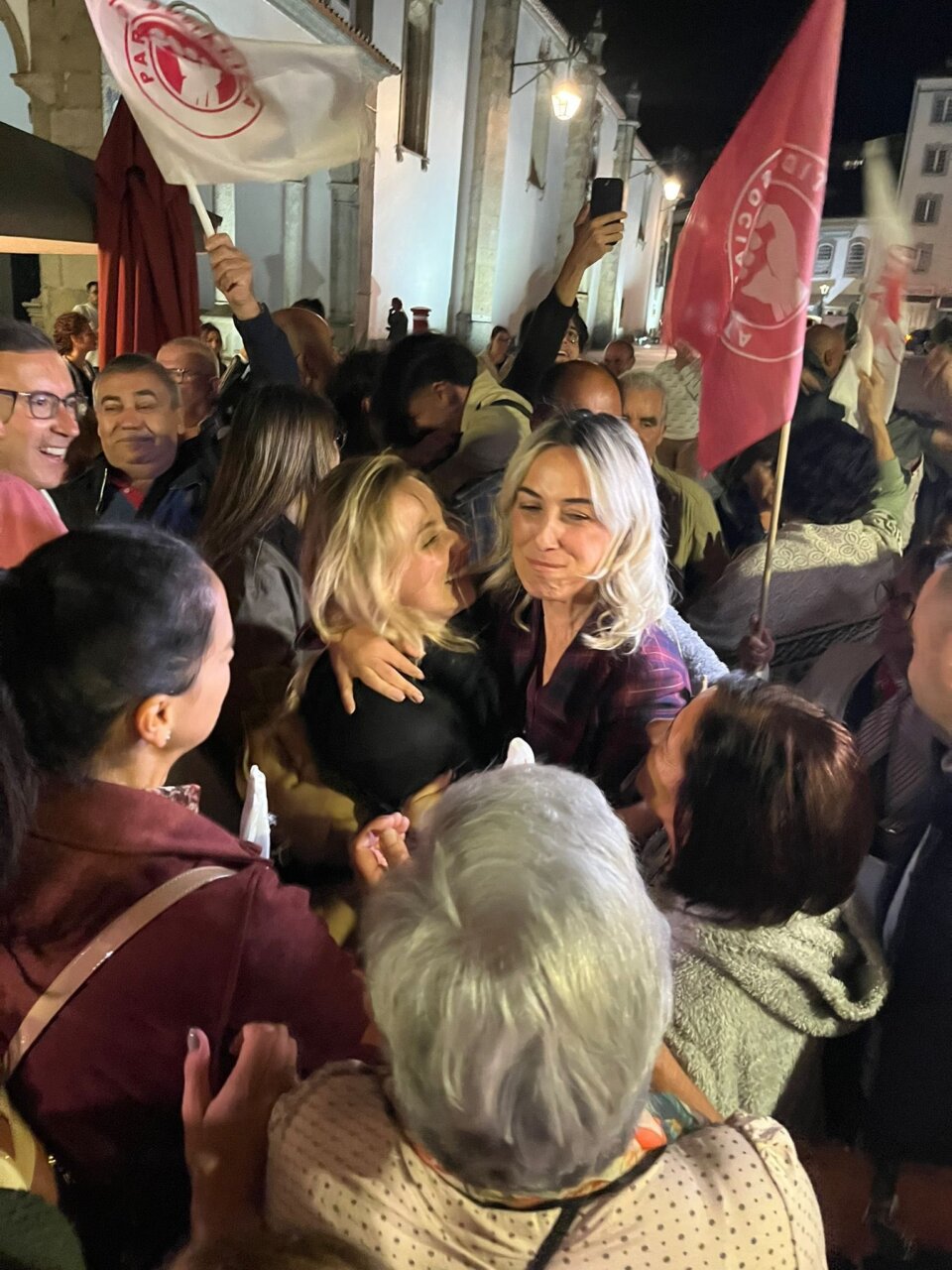 Celebración de Isabel Ferreira tras ganar la alcaldía de Bragança con apoyo de simpatizantes.