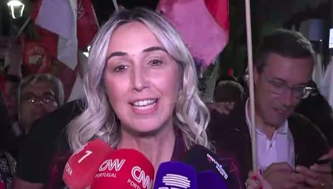 Isabel Ferreira celebrando su victoria electoral en Bragança