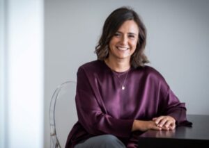 Isabel Guerreiro sonriente en un entorno profesional