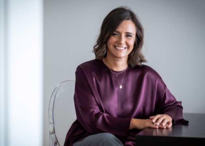 Isabel Guerreiro sonriente en un entorno profesional