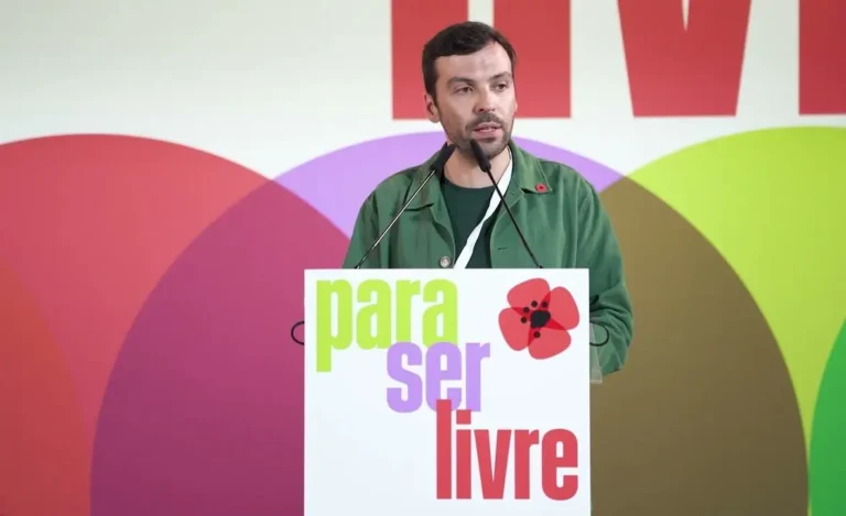 Jorge Pinto hablando en un evento de su partido Livre.