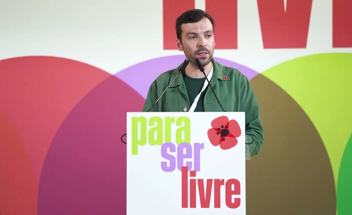 Jorge Pinto hablando en un evento de su partido Livre.
