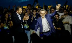 Luís Montenegro en un evento de campaña con seguidores aplaudiendo.