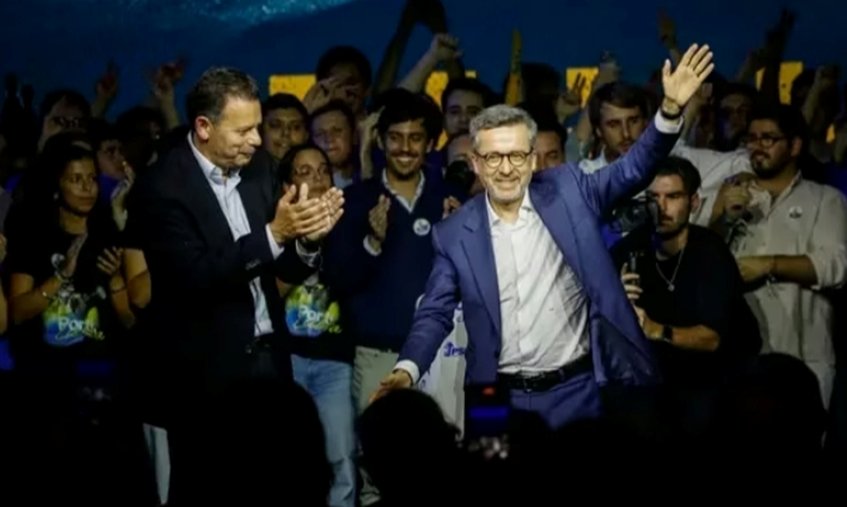 Luís Montenegro en un evento de campaña con seguidores aplaudiendo.