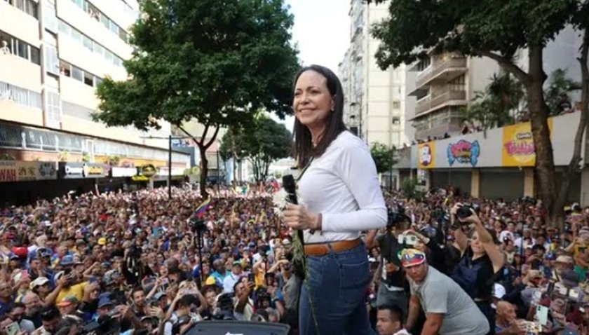 María Corina Machado en un mitin rodeada de una multitud de seguidores