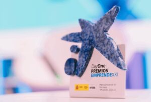 Trofeo de los Premios EmprendeXXI de CaixaBank y Enisa