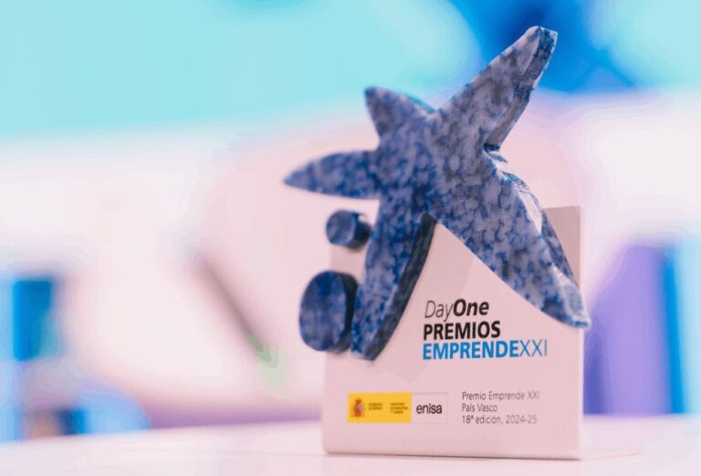 Trofeo de los Premios EmprendeXXI de CaixaBank y Enisa