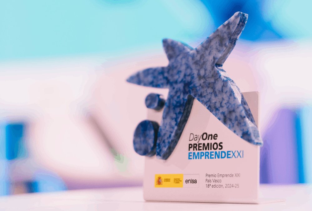 Trofeo de los Premios EmprendeXXI de CaixaBank y Enisa