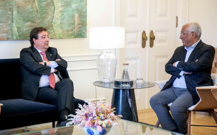 Reunión entre líderes políticos en un ambiente formal.