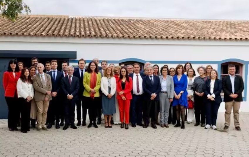 Grupo de personas en la reunión de la Comisión Luso-Española en Castro Marim