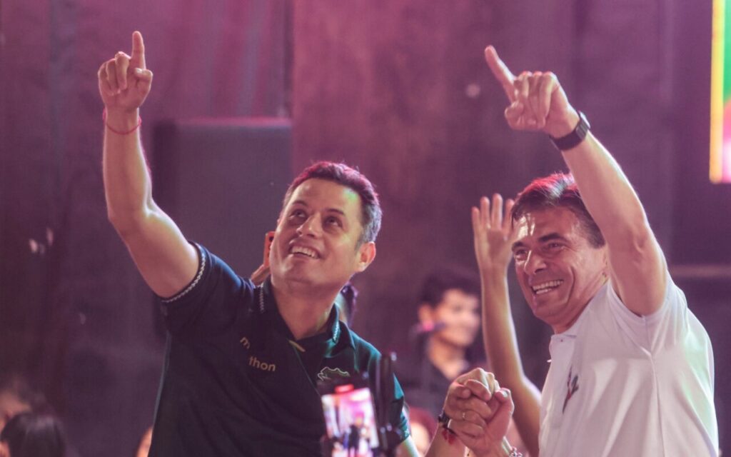 Rodrigo Paz y Edman Lara celebrando en el cierre de campaña electoral en Bolivia