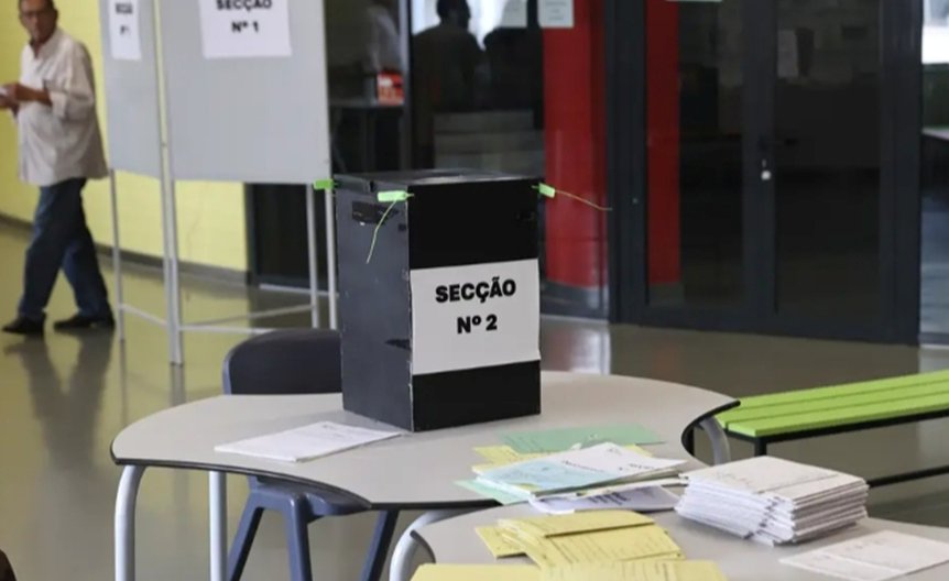 Urna de votación en una sección electoral en Portugal