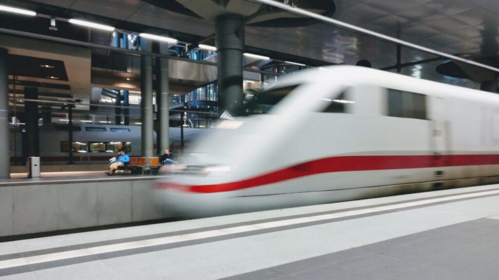 Tren de alta velocidad en una estación moderna